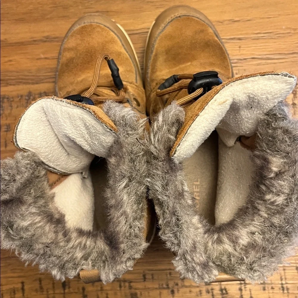 Sorel Girls Tan WaterProof Winter Boots with Fur Trim Size 4  NWOT